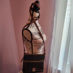 Nwot Dooney & Bourke Leather Pebble Grain Letter Carrier Crossbody